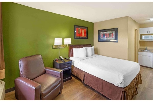 Foto van 1 Kingsize Bed | Niet-roken, Keuken, Douche - Vakantiehuis in Sacramento CA - BedRoom