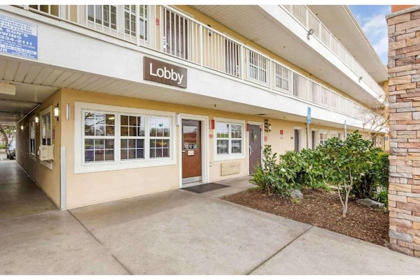 Foto van 1 Kingsize Bed | Niet-roken, Keuken, Douche - Vakantiehuis in Sacramento CA - ExteriorSummer
