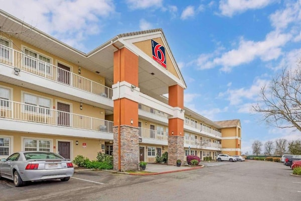 Foto van 1 Kingsize Bed | Niet-roken, Keuken, Douche - Vakantiehuis in Sacramento CA - ExteriorSummer