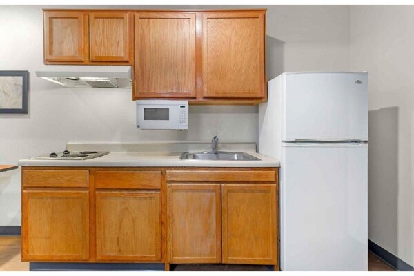 Foto van ADA Volledig bed, bad, NSMK | Keuken | Studio 6 Fort Myers - Kitchen