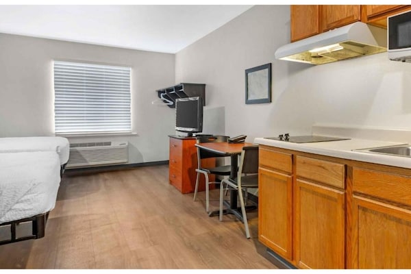 Foto van Studio 6 Fort Myers | Gezellig tweepersoonsbed, NSMK | Keuken - BedRoom