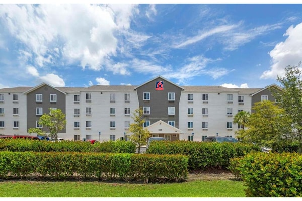 Foto van Studio 6 Fort Myers | Gezellig tweepersoonsbed, NSMK | Keuken - ExteriorSummer