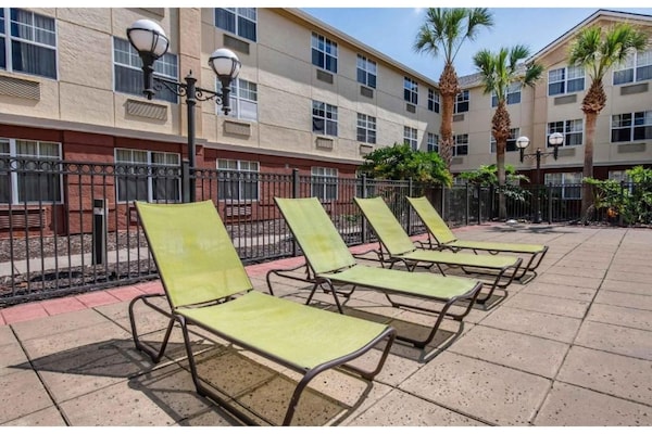 Foto van 1 Kingsize Bed | Suite, Nsmk, Keuken, Slaapbank - Vakantiehuis in Jacksonville - ExteriorSummer