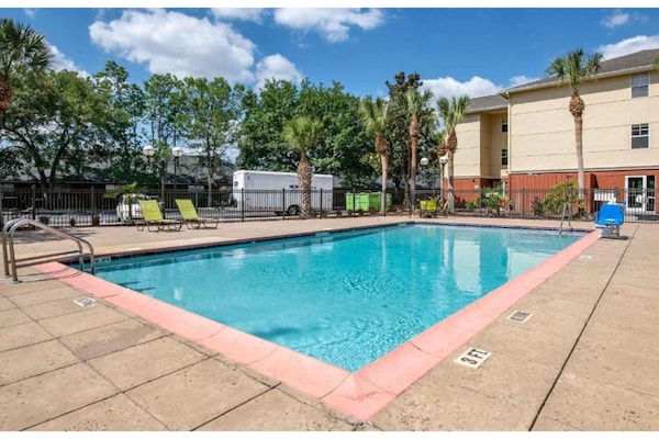 Foto van 1 Queensize Bed | Niet-roken, Keuken, Slaapbank - Vakantiehuis in Jacksonville - ExteriorSummer