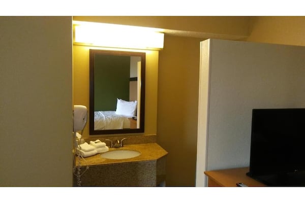 Foto van 1 Tweepersoonsbed | Ada/bad/niet-roken/keuken - Vakantiehuis in Jacksonville - BedRoom