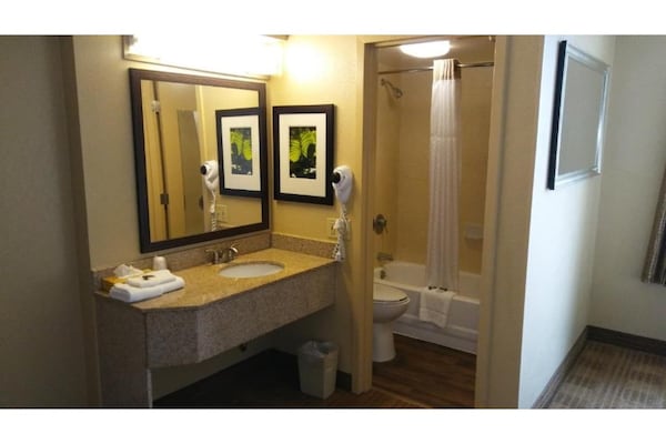 Foto van 1 Tweepersoonsbed | Ada/bad/niet-roken/keuken - Vakantiehuis in Jacksonville - BathRoom