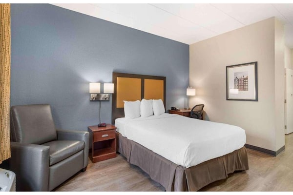 Foto van ADA Queensize bed, RI Douche, Nsmk|Keuken|Studio 6 Chicago - BedRoom