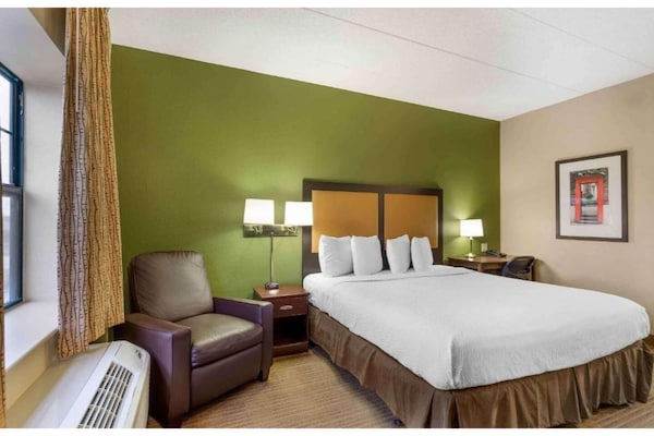 Foto van ADA Queensize bed, RI Douche, Nsmk|Keuken|Studio 6 Chicago - BedRoom
