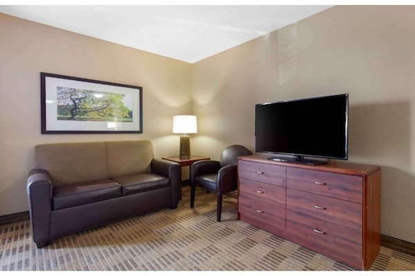 Foto van ADA Queensize bed, RI Douche, Nsmk|Keuken|Studio 6 Chicago - BedRoom