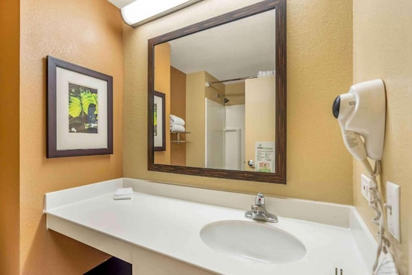 Foto van Studio 6 Vernon Hills | Toegankelijk tweepersoonsbed (ADA), douche (RI), keuken - BathRoom