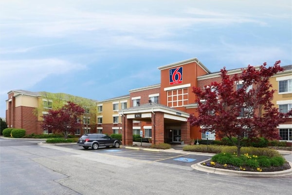 Foto van Studio 6 Vernon Hills | Toegankelijk tweepersoonsbed (ADA), douche (RI), keuken - ExteriorSummer