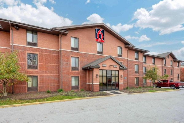 Foto van 1 Queensize Bed | Niet-roken, Keuken - Vakantiehuis in South Bend IN - ExteriorSummer