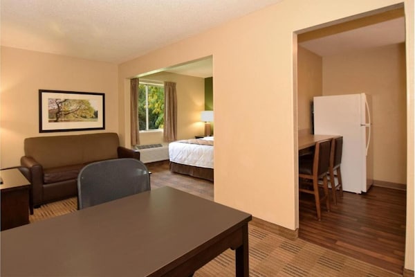 Foto van 1 Queensize Bed | Niet-roken, Keuken - Vakantiehuis in South Bend IN - LivingRoom