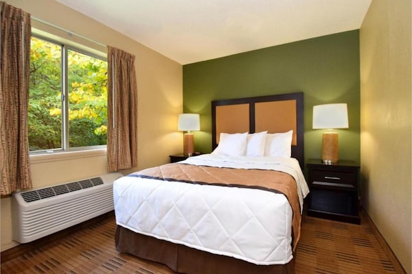 Foto van 1 Queensize Bed | Niet-roken, Keuken - Vakantiehuis in South Bend IN - BedRoom