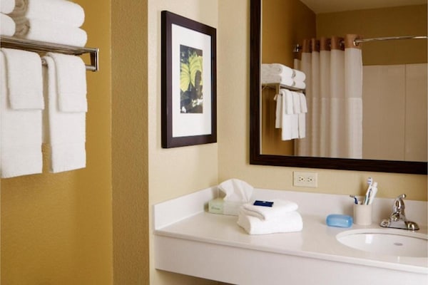 Foto van 1 Queensize Bed | Niet-roken, Keuken - Vakantiehuis in South Bend IN - BathRoom