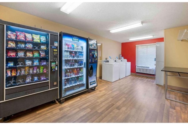 Foto van 1 Queensize Bed | Niet-roken, Keuken - Vakantiehuis in South Bend IN - Facilities