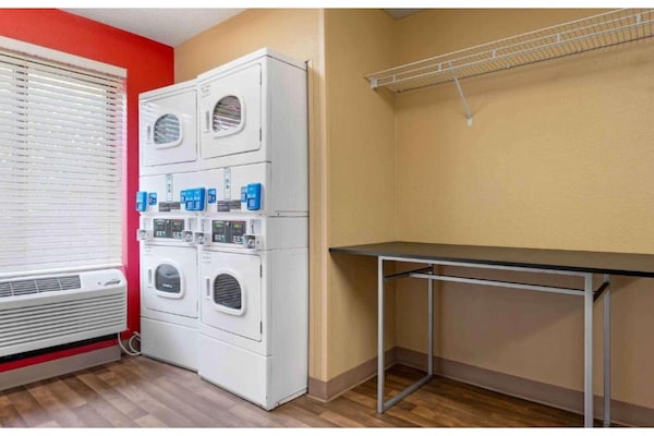 Foto van 1 Queensize Bed | Niet-roken, Keuken - Vakantiehuis in South Bend IN - Facilities