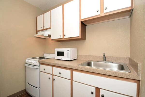 Foto van 1 Queensize Bed | Niet-roken, Keuken, Slaapbank - Vakantiehuis in South Bend IN - Kitchen