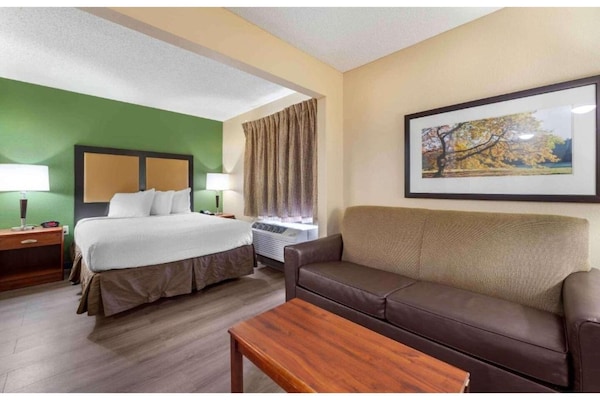 Foto van 1 Queensize Bed | Niet-roken, Keuken, Slaapbank - Vakantiehuis in South Bend IN - BedRoom