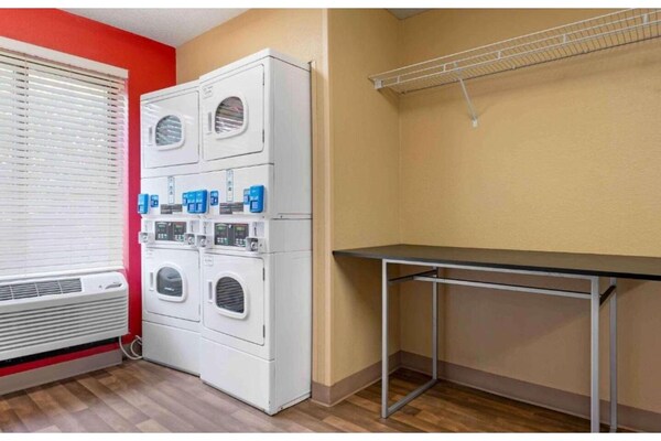 Foto van 1 Queensize Bed | Niet-roken, Keuken, Slaapbank - Vakantiehuis in South Bend IN - Facilities
