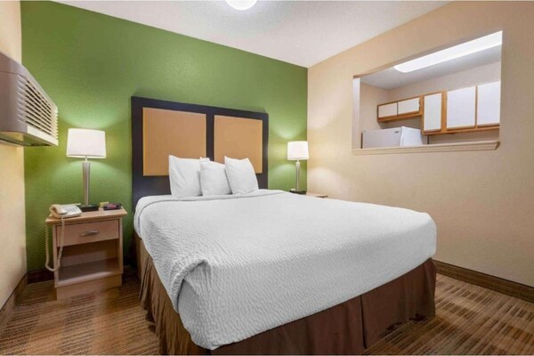 Foto van 1 Kingsize Bed | Toegankelijk Voor Gehoor, Keuken - Vakantiehuis in South Bend IN - BedRoom