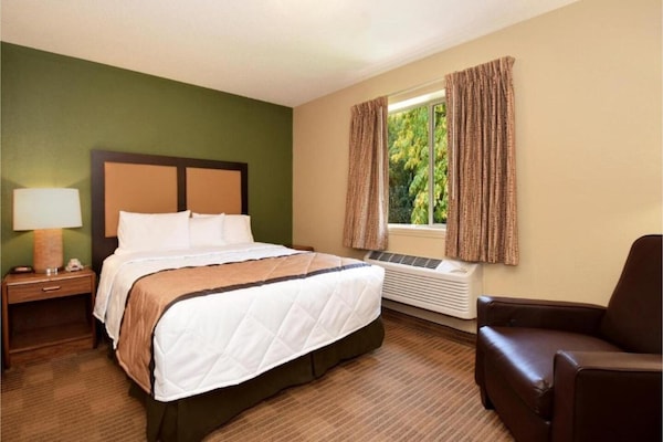 Foto van 1 Kingsize Bed | Toegankelijk Voor Gehoor, Keuken - Vakantiehuis in South Bend IN - BedRoom