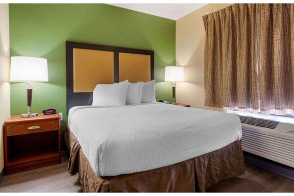 Foto van 1 Kingsize Bed | Toegankelijk Voor Gehoor, Keuken - Vakantiehuis in South Bend IN - BedRoom