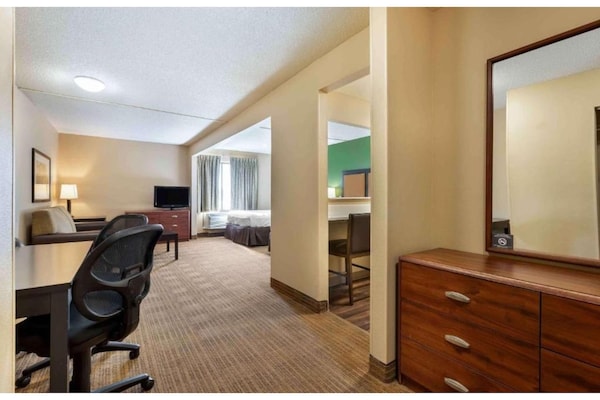 Foto van 1 Kingsize Bed | Niet-roken, Keuken, Douche - Vakantiehuis in South Bend IN - BedRoom