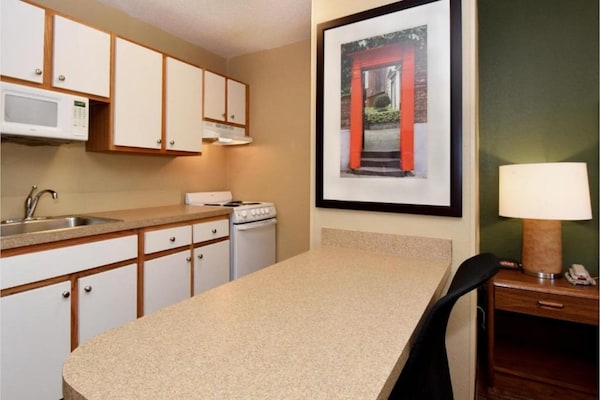 Foto van 1 Kingsize Bed | Niet-roken, Keuken, Douche - Vakantiehuis in South Bend IN - Kitchen