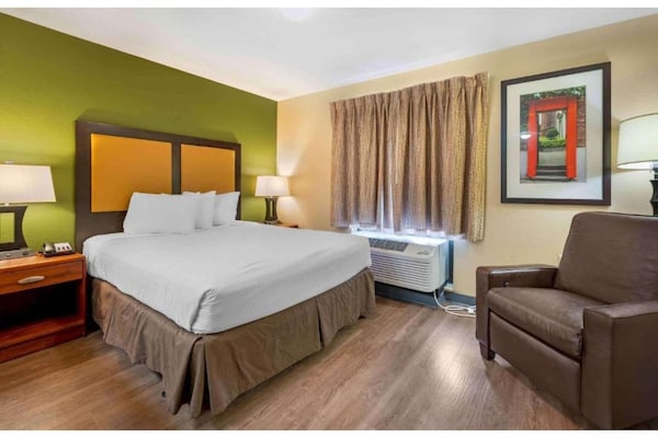 Foto van 1 Kingsize Bed | Niet-roken, Keuken, Douche - Vakantiehuis in South Bend IN - BedRoom