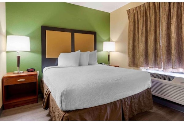 Foto van 1 Kingsize Bed | Niet-roken, Keuken, Douche - Vakantiehuis in South Bend IN - BedRoom