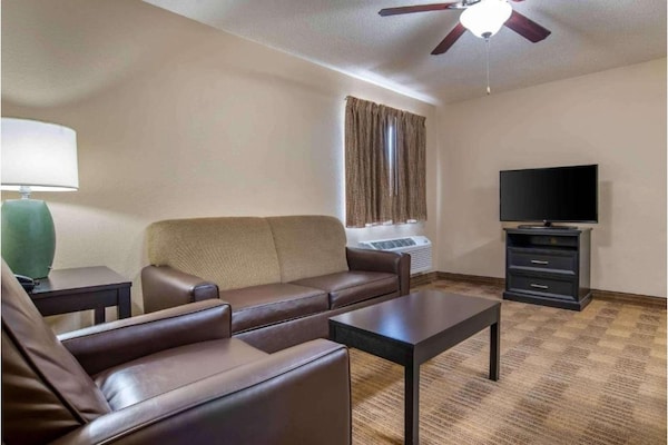 Foto van 1 Kingsize Bed | Niet-roken, Keuken, Douche - Vakantiehuis in South Bend IN - LivingRoom