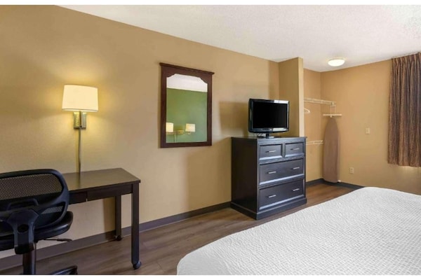 Foto van 1 Kingsize Bed | Niet-roken, Keuken, Douche - Vakantiehuis in South Bend IN - BedRoom
