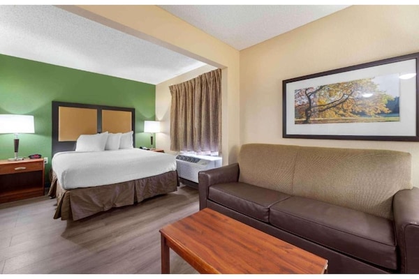 Foto van 1 Kingsize Bed | Niet-roken, Keuken, Douche - Vakantiehuis in South Bend IN - BedRoom
