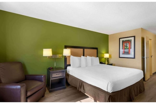 Foto van 1 Kingsize Bed | Niet-roken, Keuken, Douche - Vakantiehuis in South Bend IN - BedRoom