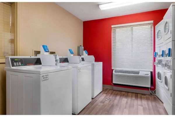 Foto van 1 Kingsize Bed | Niet-roken, Keuken, Douche - Vakantiehuis in South Bend IN - Facilities
