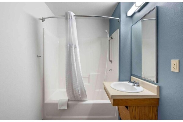 Foto van 1 Tweepersoonsbed | Ada/bad/niet-roken/keuken - Vakantiehuis in Wichita KS - BathRoom