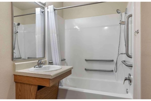 Foto van 1 Tweepersoonsbed | Ada/bad/niet-roken/keuken - Vakantiehuis in Shreveport LA - BathRoom