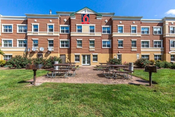 Foto van Studio 6 Gaithersburg|Spacious King|Gehoor|Keuken - Vakantiehuis in Baltimore MD - ExteriorSummer