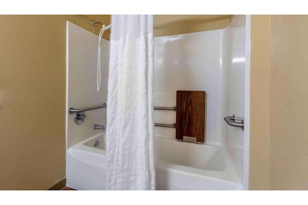 Foto van Studio 6 Gaithersburg|Spacious King|Gehoor|Keuken - Vakantiehuis in Baltimore MD - BathRoom