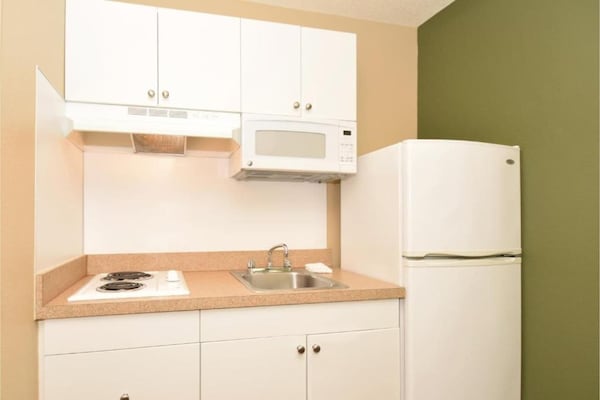 Foto van 1 queen bed | ADA/RI douche, niet-roken, keuken - Vakantiehuis in Baltimore MD - Kitchen
