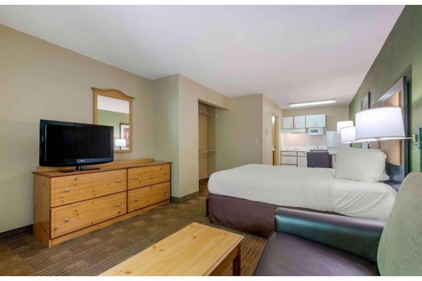 Foto van 1 queen bed | ADA/RI douche, niet-roken, keuken - Vakantiehuis in Baltimore MD - BedRoom