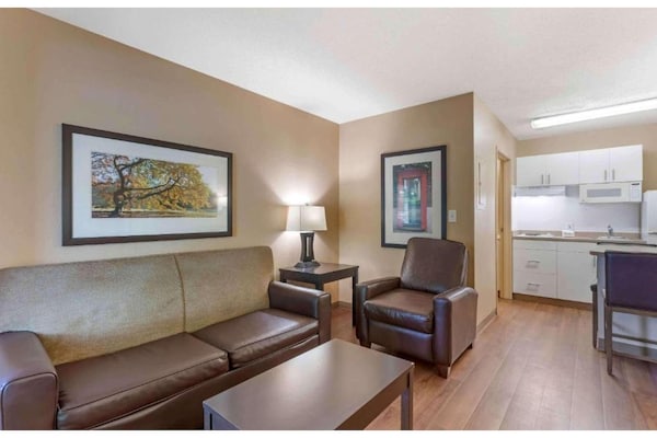 Foto van 1 queen bed | ADA/RI douche, niet-roken, keuken - Vakantiehuis in Baltimore MD - Facilities