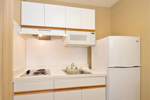 Foto van 1 queen bed | ADA/RI douche, niet-roken, keuken - Vakantiehuis in Baltimore MD - Kitchen