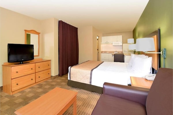 Foto van 1 queen bed | ADA/RI douche, niet-roken, keuken - Vakantiehuis in Baltimore MD - BedRoom