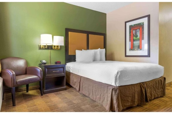 Foto van 1 queen bed | ADA/RI douche, niet-roken, keuken - Vakantiehuis in Baltimore MD - BedRoom