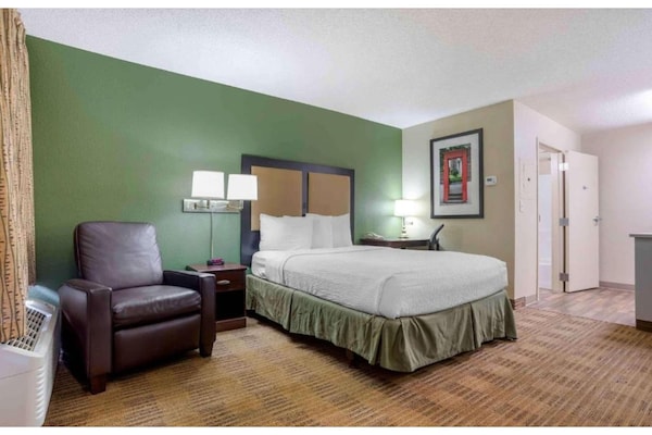 Foto van 1 queen bed | ADA/RI douche, niet-roken, keuken - Vakantiehuis in Baltimore MD - BedRoom