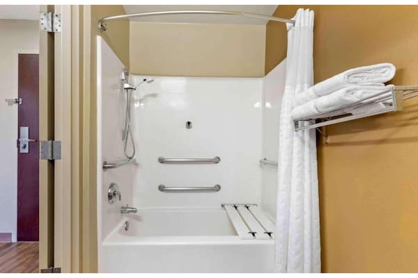 Foto van 1 queen bed | ADA/RI douche, niet-roken, keuken - Vakantiehuis in Baltimore MD - BathRoom