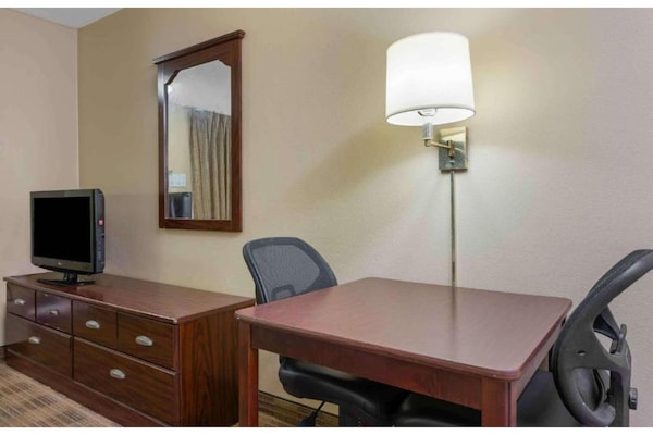 Foto van 1 queen bed | ADA/RI douche, niet-roken, keuken - Vakantiehuis in Baltimore MD - Facilities