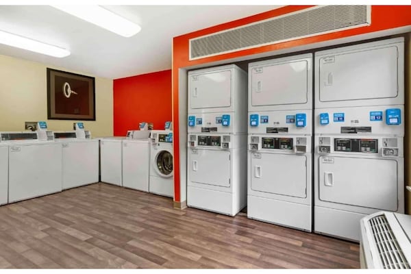 Foto van 1 queen bed | ADA/RI douche, niet-roken, keuken - Vakantiehuis in Baltimore MD - Facilities